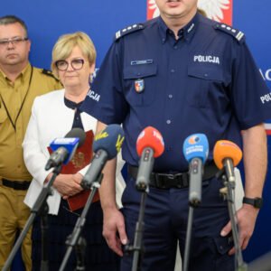 Zdjęcie przedstawia uczestników konferencji prasowej wojewody na temat bezpiecznych wakacji