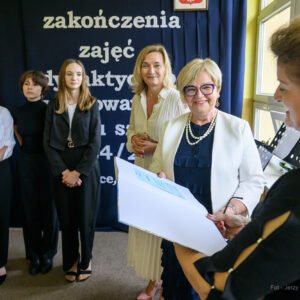 Zdjęcie przedstawia uczestników wojewódzkiej inauguracji roku szkolnego.