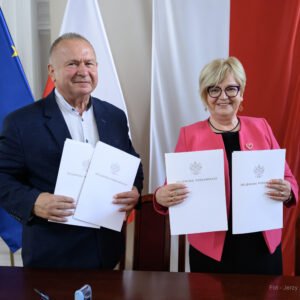 Zdjęcie przedstawia uczestników podpisania umów w ramach programów rządowych