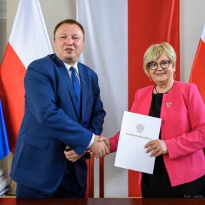 Zdjęcie przedstawia uczestników podpisania umów w ramach programów rządowych