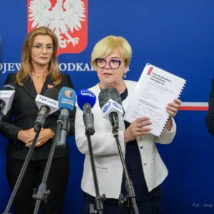 Zdjęcie przedstawia uczestników konferencji prasowej w urzędzie wojewódzkim