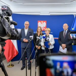 Zdjęcie przedstawia uczestników konferencji prasowej w urzędzie wojewódzkim