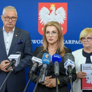 Zdjęcie przedstawia uczestników konferencji prasowej w urzędzie wojewódzkim