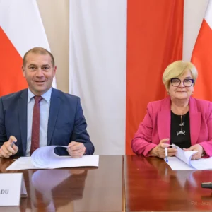 Zdjęcie przedstawia uczestników podpisania umów w ramach programu ochrony ludności i obrony cywilnej