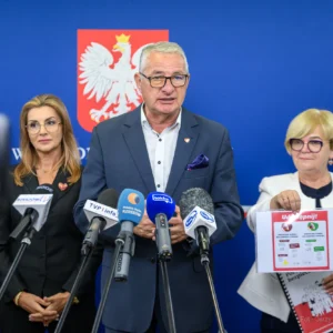 Zdjęcie przedstawia uczestników konferencji prasowej w urzędzie wojewódzkim