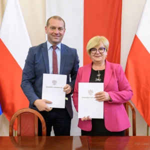 Zdjęcie przedstawia uczestników podpisania umów w ramach programu ochrony ludności i obrony cywilnej