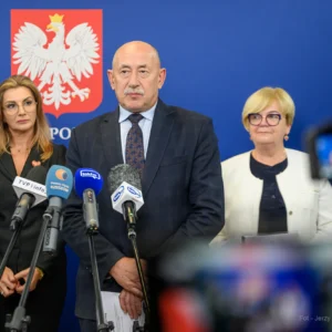 Zdjęcie przedstawia uczestników konferencji prasowej w urzędzie wojewódzkim
