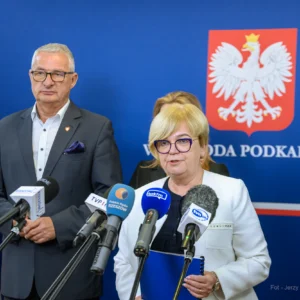 Zdjęcie przedstawia uczestników konferencji prasowej w urzędzie wojewódzkim