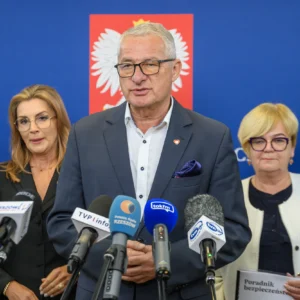 Zdjęcie przedstawia uczestników konferencji prasowej w urzędzie wojewódzkim