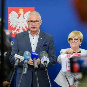 Zdjęcie przedstawia uczestników konferencji prasowej w urzędzie wojewódzkim