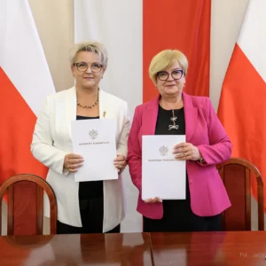 Zdjęcie przedstawia uczestników podpisania umów w ramach programu ochrony ludności i obrony cywilnej