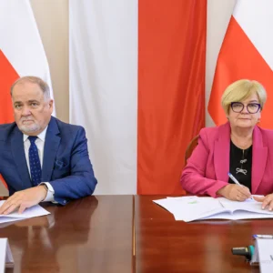Zdjęcie przedstawia uczestników podpisania umów w ramach programu ochrony ludności i obrony cywilnej