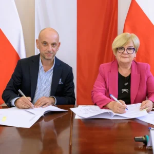 Zdjęcie przedstawia uczestników podpisania umów w ramach programu ochrony ludności i obrony cywilnej