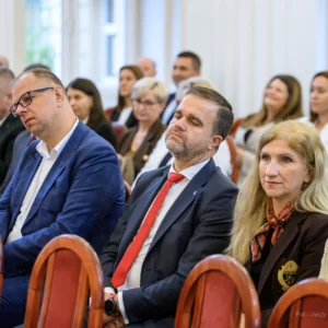Zdjęcie przedstawia uczestników podpisania umów w ramach programu ochrony ludności i obrony cywilnej