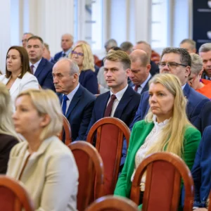 Zdjęcie przedstawia uczestników podpisania umów w ramach programu ochrony ludności i obrony cywilnej