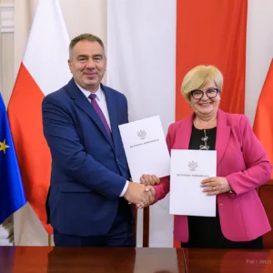 Zdjęcie przedstawia uczestników podpisania umów w ramach programu ochrony ludności i obrony cywilnej