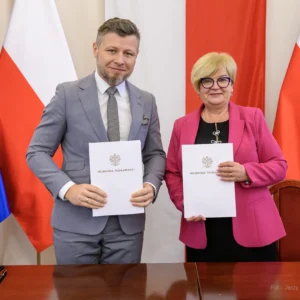 Zdjęcie przedstawia uczestników podpisania umów w ramach programu ochrony ludności i obrony cywilnej