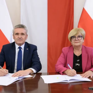 Zdjęcie przedstawia uczestników podpisania umów w ramach programu ochrony ludności i obrony cywilnej