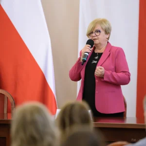 Zdjęcie przedstawia uczestników podpisania umów w ramach programu ochrony ludności i obrony cywilnej