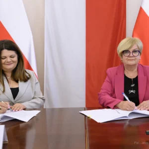 Zdjęcie przedstawia uczestników podpisania umów w ramach programu ochrony ludności i obrony cywilnej