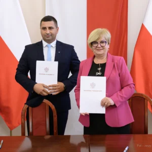 Zdjęcie przedstawia uczestników podpisania umów w ramach programu ochrony ludności i obrony cywilnej