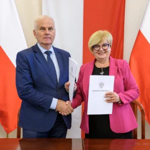 Zdjęcie przedstawia uczestników podpisania umów w ramach programu ochrony ludności i obrony cywilnej
