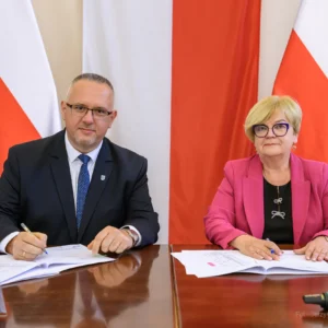 Zdjęcie przedstawia uczestników podpisania umów w ramach programu ochrony ludności i obrony cywilnej