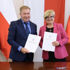 Zdjęcie przedstawia uczestników podpisania umów w ramach programu ochrony ludności i obrony cywilnej