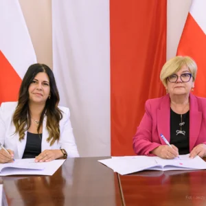 Zdjęcie przedstawia uczestników podpisania umów w ramach programu ochrony ludności i obrony cywilnej