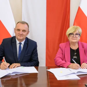 Zdjęcie przedstawia uczestników podpisania umów w ramach programu ochrony ludności i obrony cywilnej