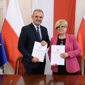 Zdjęcie przedstawia uczestników podpisania umów w ramach programu ochrony ludności i obrony cywilnej