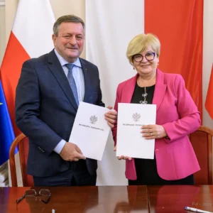 Zdjęcie przedstawia uczestników podpisania umów w ramach programu ochrony ludności i obrony cywilnej